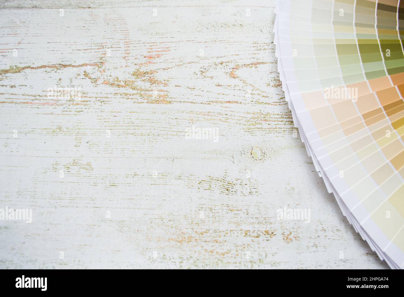 Papier peinture ventilateur échantillons design intérieur peinture murale couleurs naturelles. Arrière-plan en bois, espace de copie. Banque D'Images