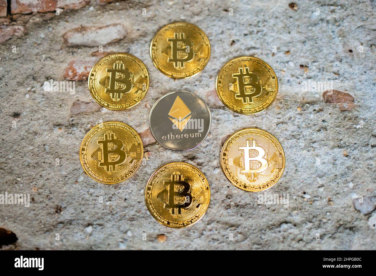Gros plan sur une pièce de monnaie dorée et une pièce de monnaie argentée avec le symbole bitcoin et le symbole éthérum. Monnaie crypto-monnaie, monnaie numérique, BTC, ETH. Banque D'Images