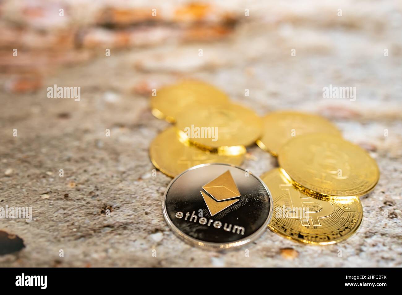 Gros plan sur une pièce de monnaie dorée et une pièce de monnaie argentée avec le symbole bitcoin et le symbole éthérum. Monnaie crypto-monnaie, monnaie numérique, BTC, ETH. Banque D'Images