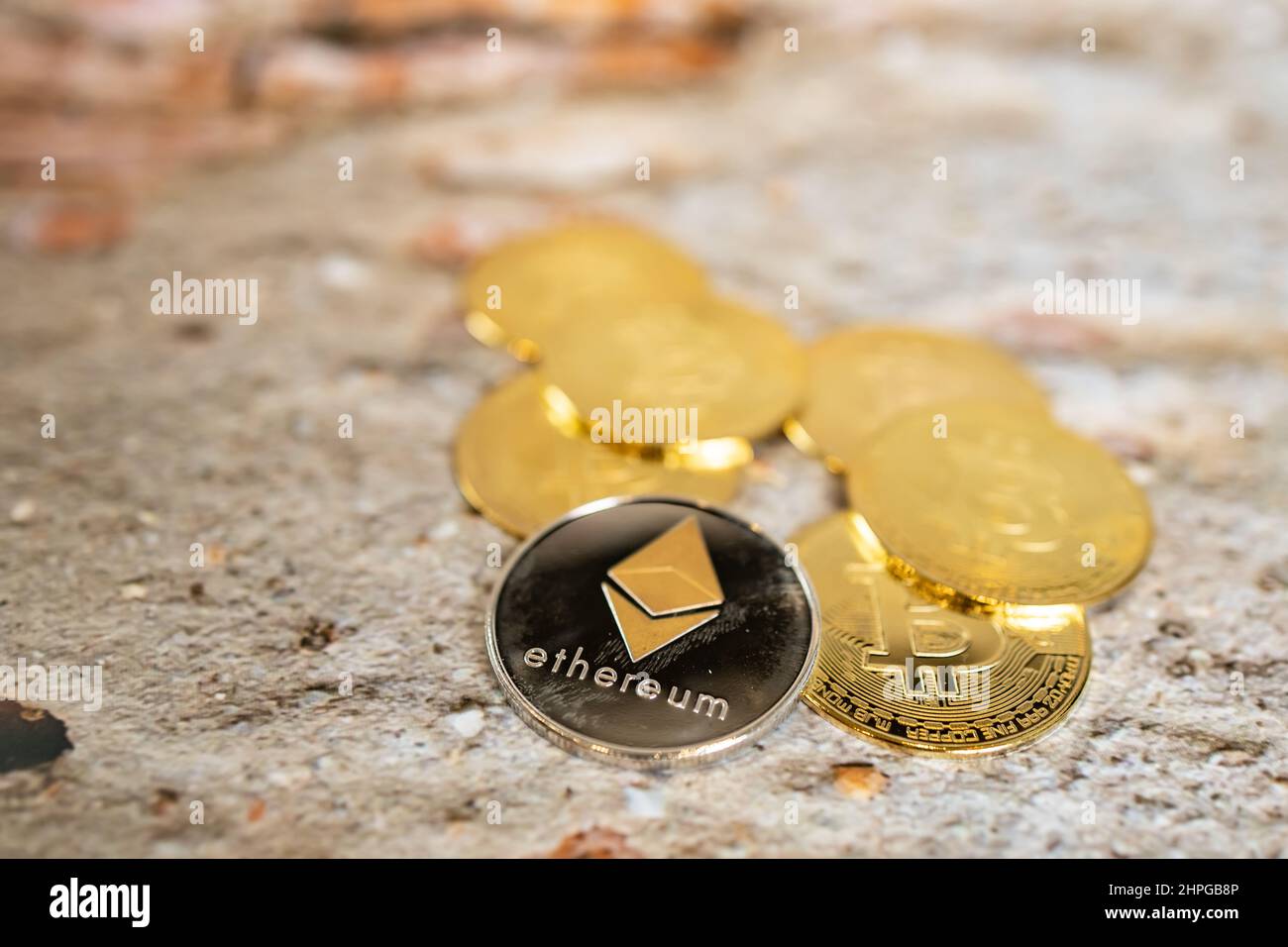 Gros plan sur une pièce de monnaie dorée et une pièce de monnaie argentée avec le symbole bitcoin et le symbole éthérum. Monnaie crypto-monnaie, monnaie numérique, BTC, ETH. Banque D'Images