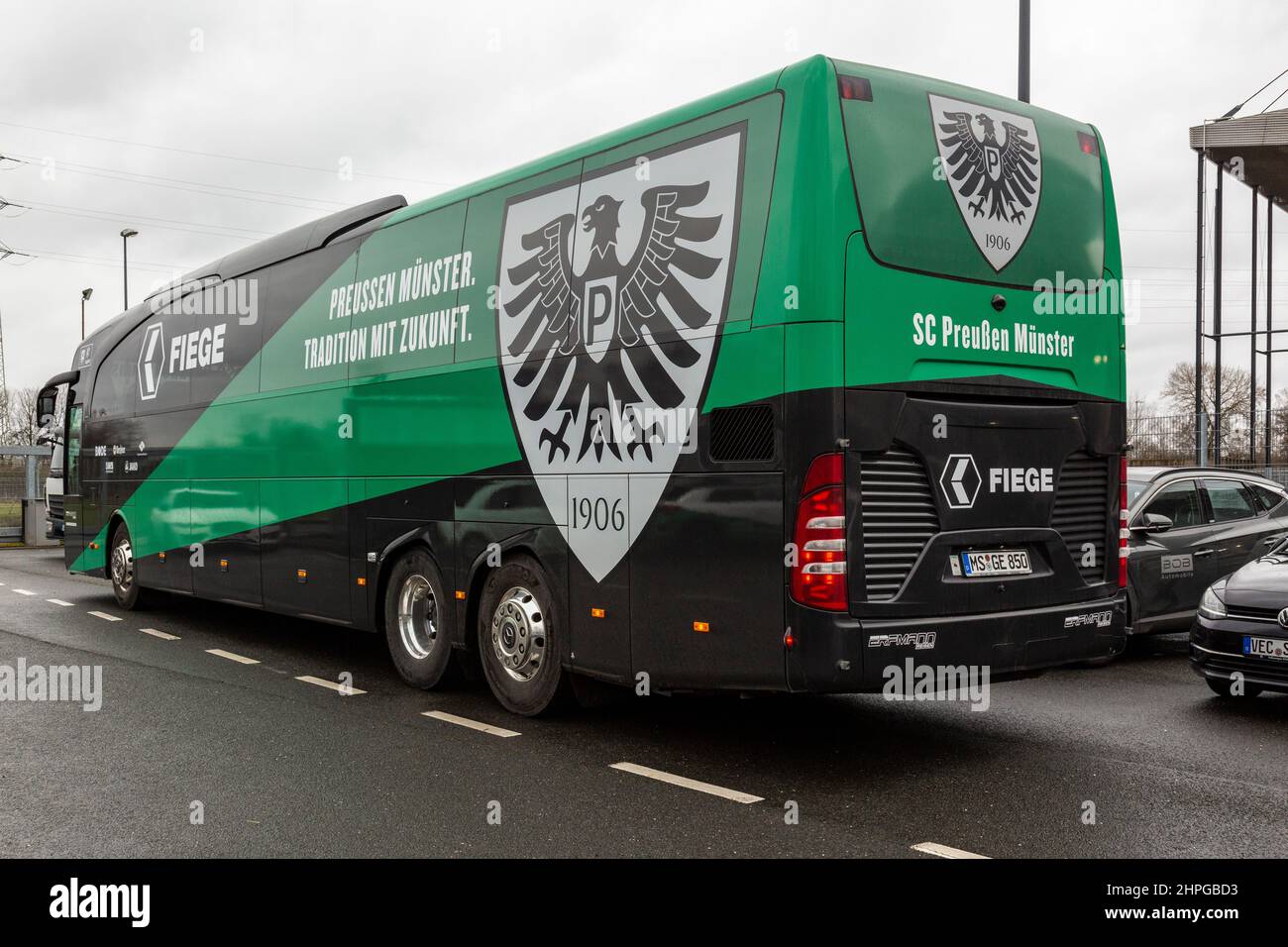 Sports, football, Regional League West, 2021/2022, Rot Weiss Essen vs. SC Preussen Muenster 1-1 abandonné, Stadium Essen, Hafenstrasse, team bus Muenster Banque D'Images