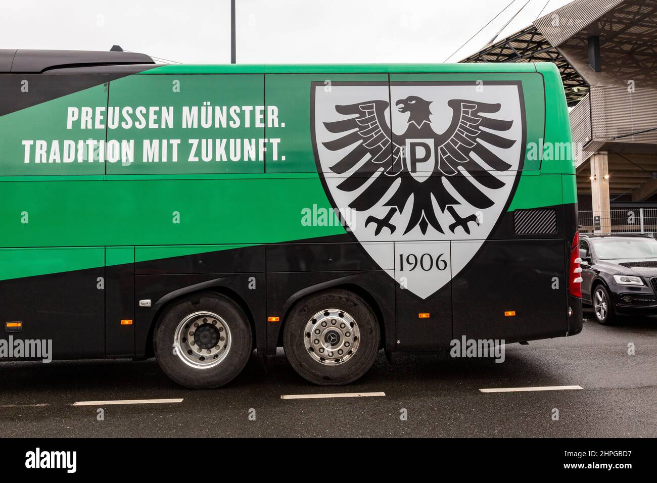 Sports, football, Regional League West, 2021/2022, Rot Weiss Essen vs. SC Preussen Muenster 1-1 abandonné, Stadium Essen, Hafenstrasse, team bus Muenster Banque D'Images