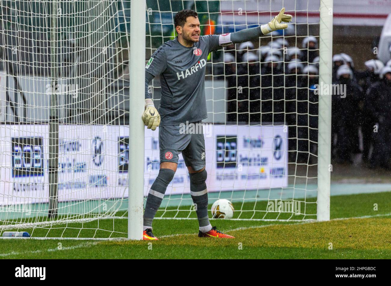 Sports, football, Ligue régionale Ouest, 2021/2022, Rot Weiss Essen vs. SC Preussen Muenster 1-1 abandonné, Stade Essen, Hafenstrasse, scène du match, gardien de but Daniel Davari (RWE) Banque D'Images