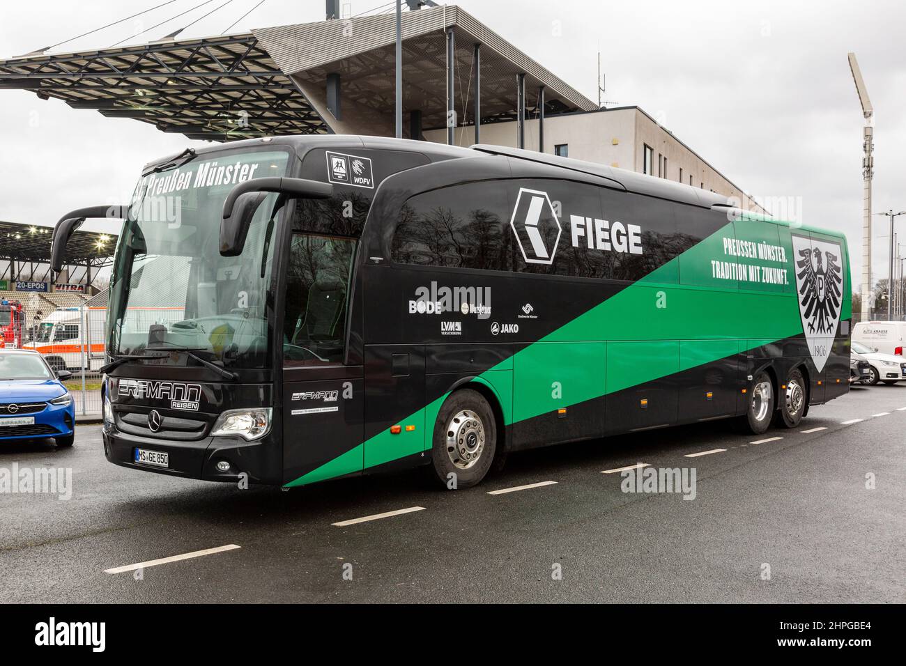 Sports, football, Regional League West, 2021/2022, Rot Weiss Essen vs. SC Preussen Muenster 1-1 abandonné, Stadium Essen, Hafenstrasse, team bus Muenster Banque D'Images