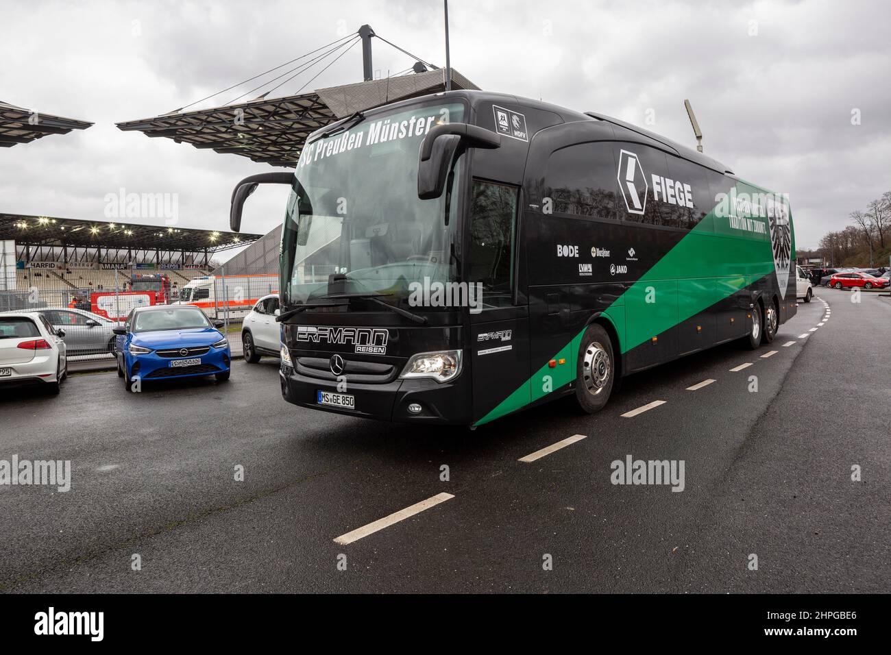 Sports, football, Regional League West, 2021/2022, Rot Weiss Essen vs. SC Preussen Muenster 1-1 abandonné, Stadium Essen, Hafenstrasse, team bus Muenster Banque D'Images
