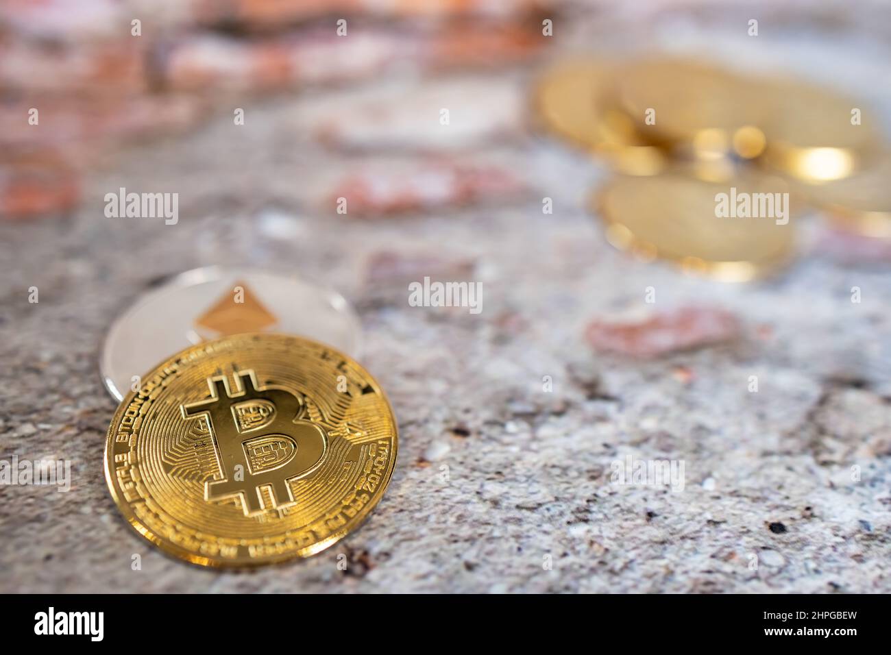 Gros plan sur une pièce de monnaie dorée et une pièce de monnaie argentée avec le symbole bitcoin et le symbole éthérum. Monnaie crypto-monnaie, monnaie numérique, BTC, ETH. Banque D'Images