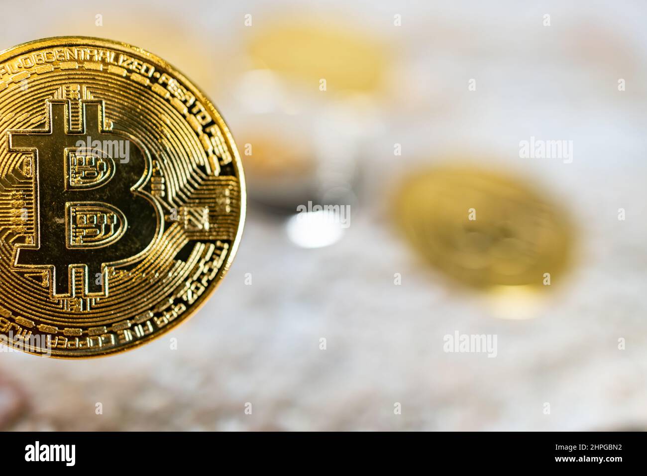 Fermez une pièce de monnaie dorée avec le symbole bitcoin. Pièce de crypto-monnaie, pièces de monnaie numériques, BTC. Banque D'Images