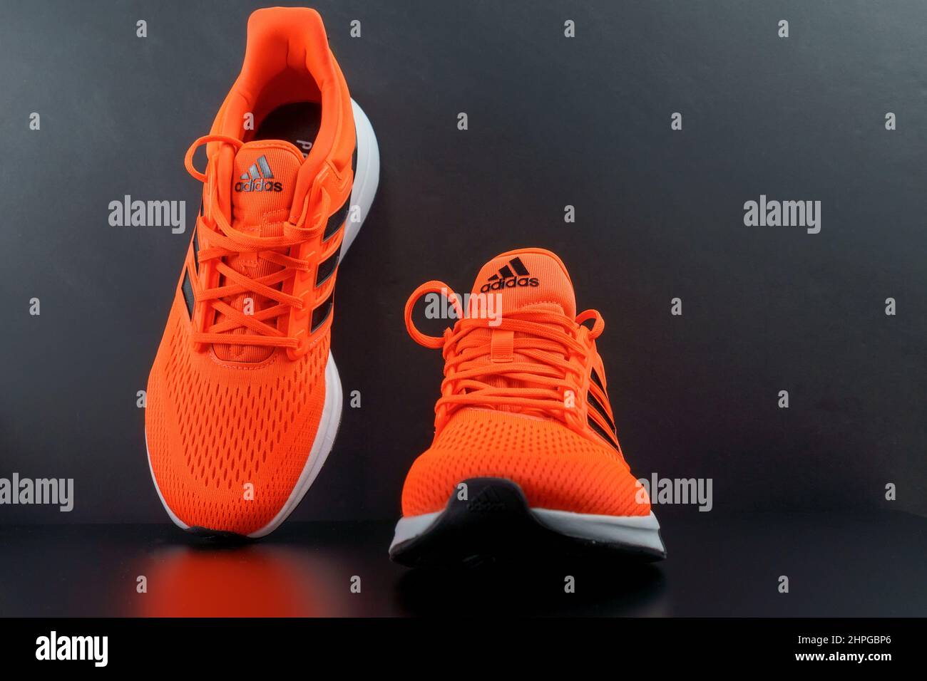 Tyumen, Russie-13 novembre 2021 : nouvelles sneakers adidas de couleur  orange. Gros plan du logo. Copier l'espace Photo Stock - Alamy