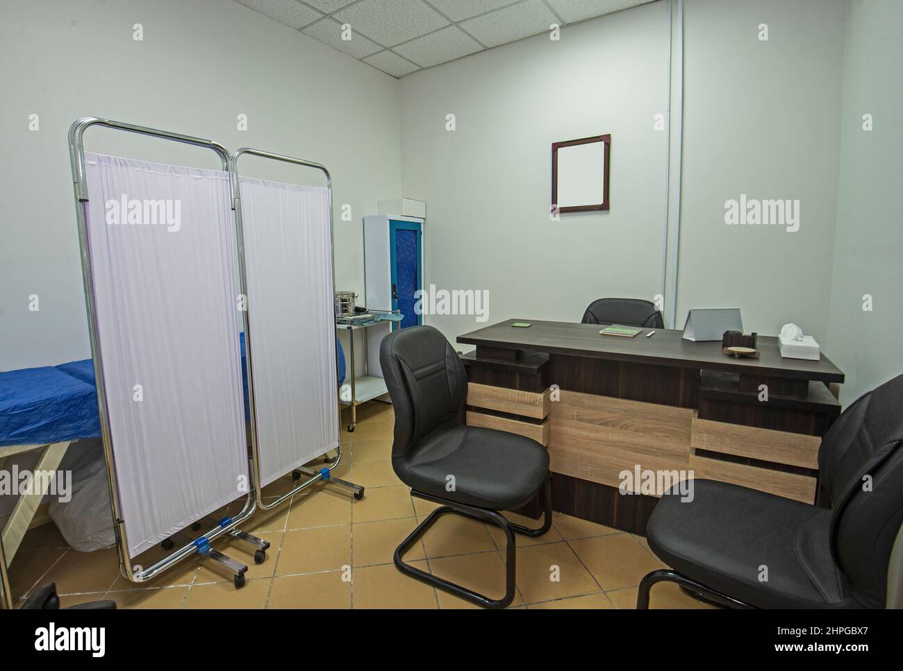 Salle de consultation en chirurgie avec lit d'examen et chaises Photo Stock  - Alamy