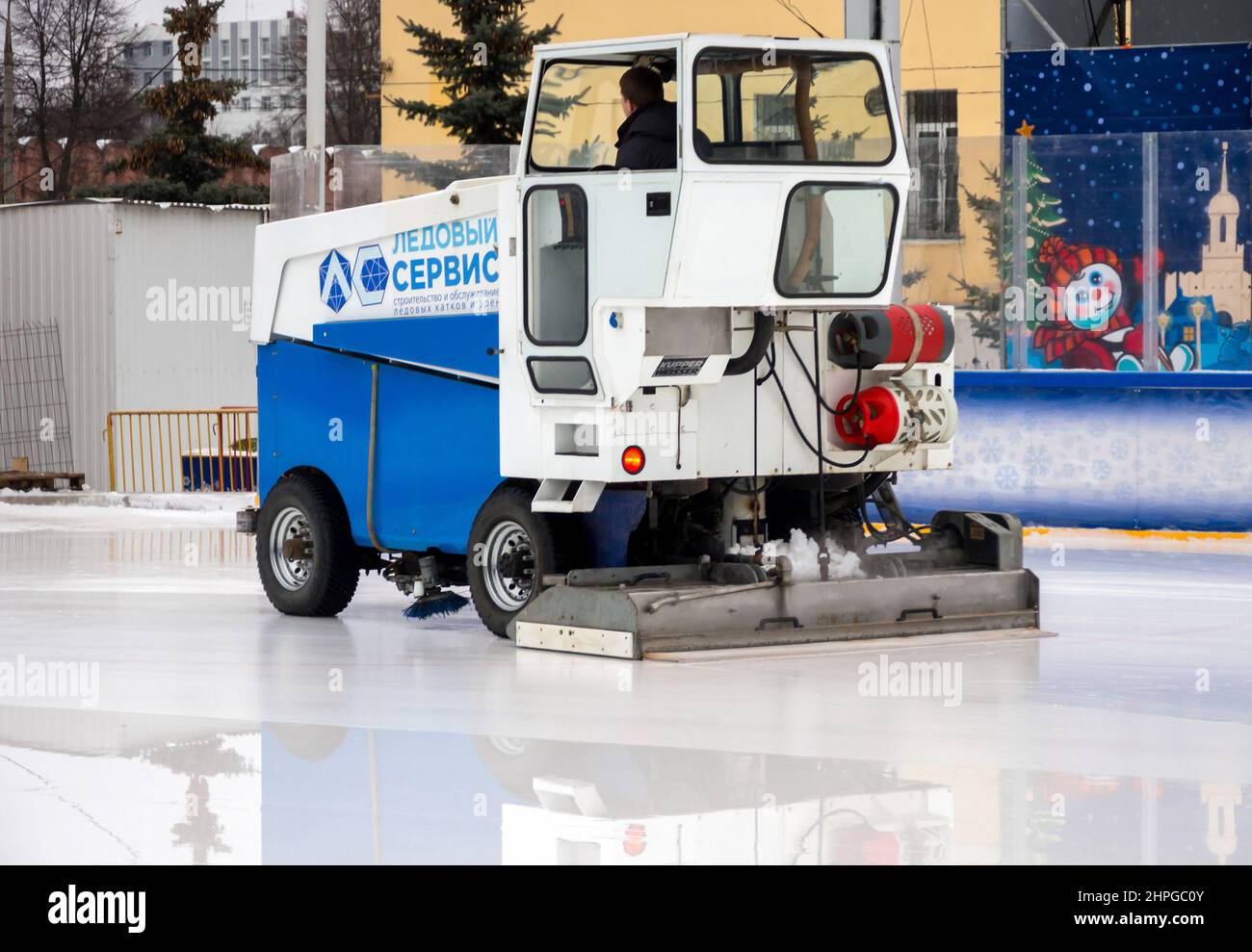 Tula, Russie - 3 janvier 2021 : la machine de service de glace prépare la patinoire pour le travail Banque D'Images