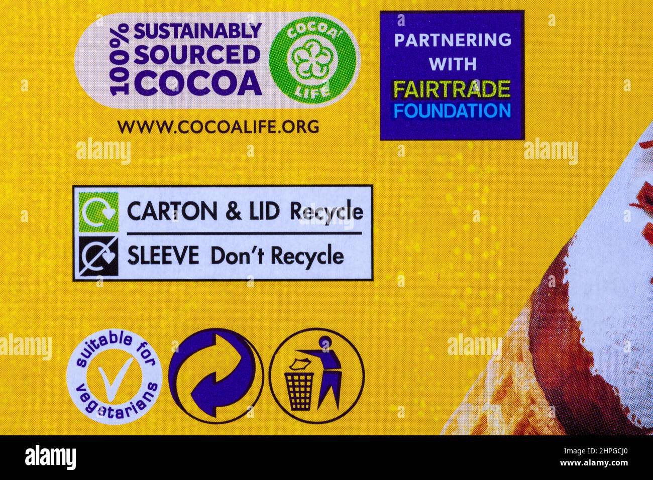 100 % cacao issu de l'exploitation durable symbole Cocoa Life en partenariat avec la Fondation Fairtrade sur une boîte de crème glacée à la vanille Cadbury Flake 99 Banque D'Images