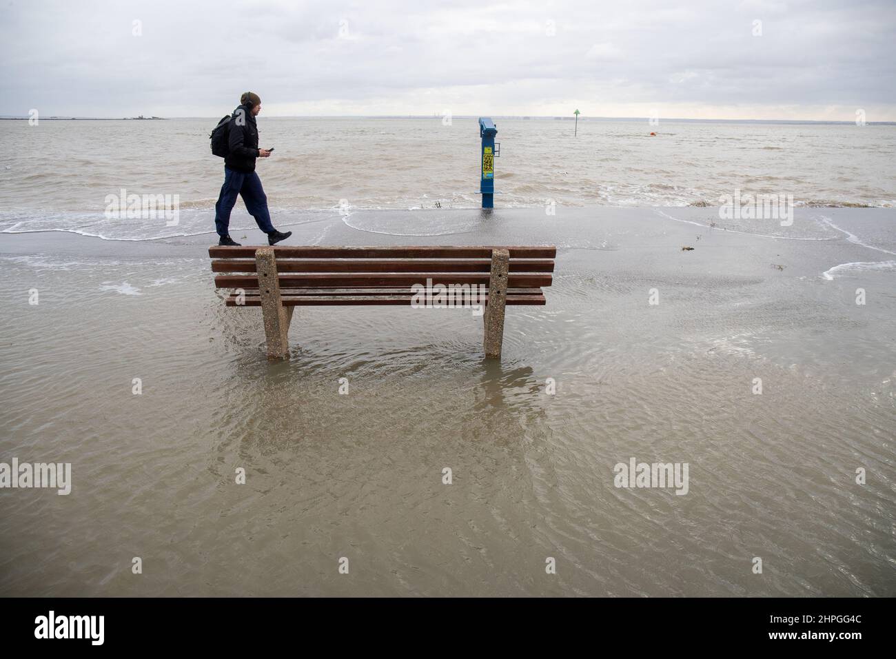 SOUTHEND-ON-SEA, ESSEX, LE 21 2022 FÉVRIER, inondations en bord de mer à Southend lorsque Storm Franklin frappe le Royaume-Uni, la troisième tempête à frapper le Royaume-Uni cette semaine. Banque D'Images