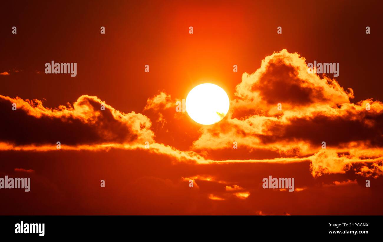 Magnifique ciel orange coloré avec nuages au coucher du soleil Banque D'Images