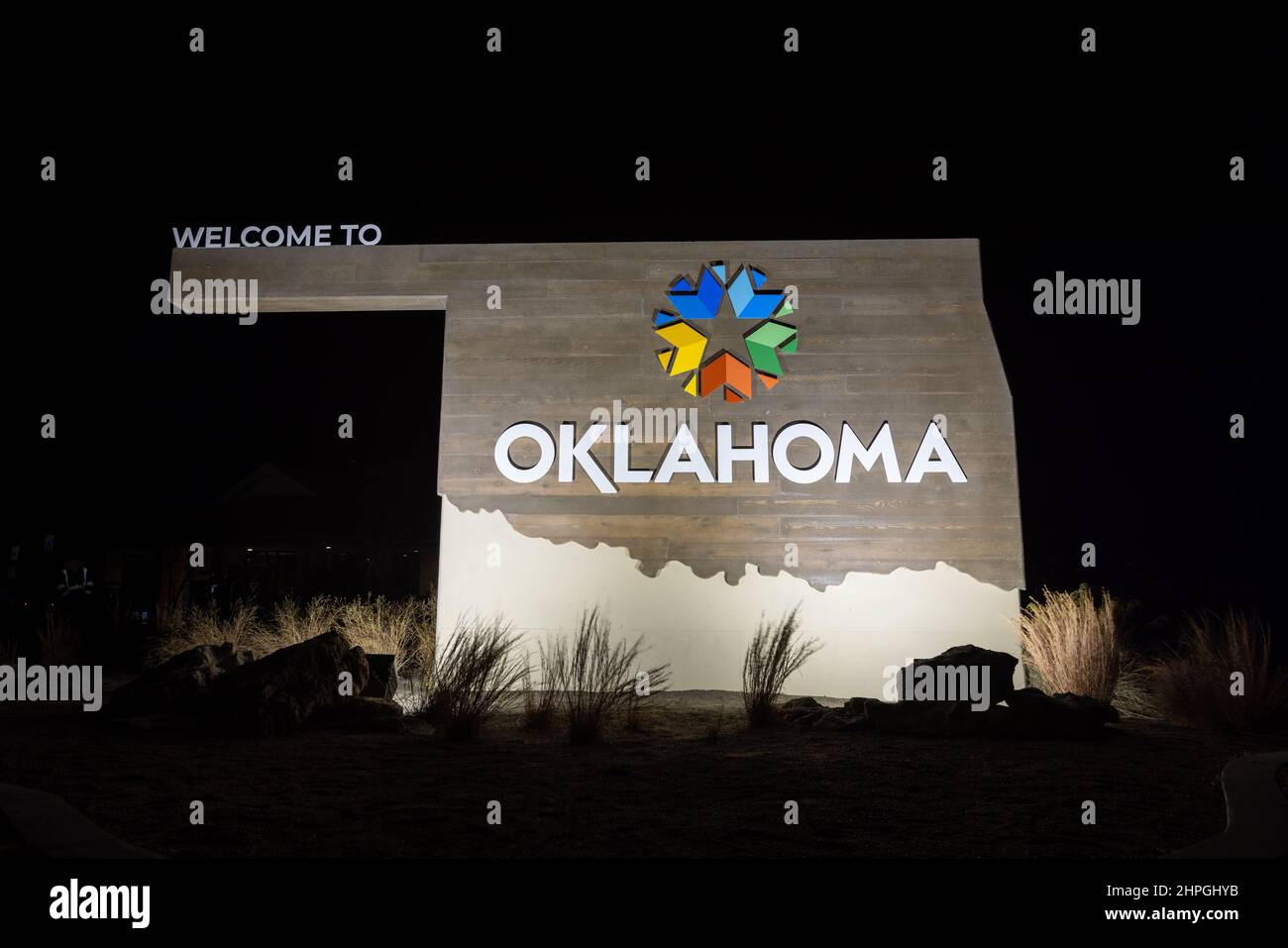 MIAMI, OKLAHOMA - 01.31.2022 - Signez avec le nouveau Bienvenue à l'Oklahoma, au centre touristique d'accueil de l'Oklahoma, pendant la nuit. Banque D'Images