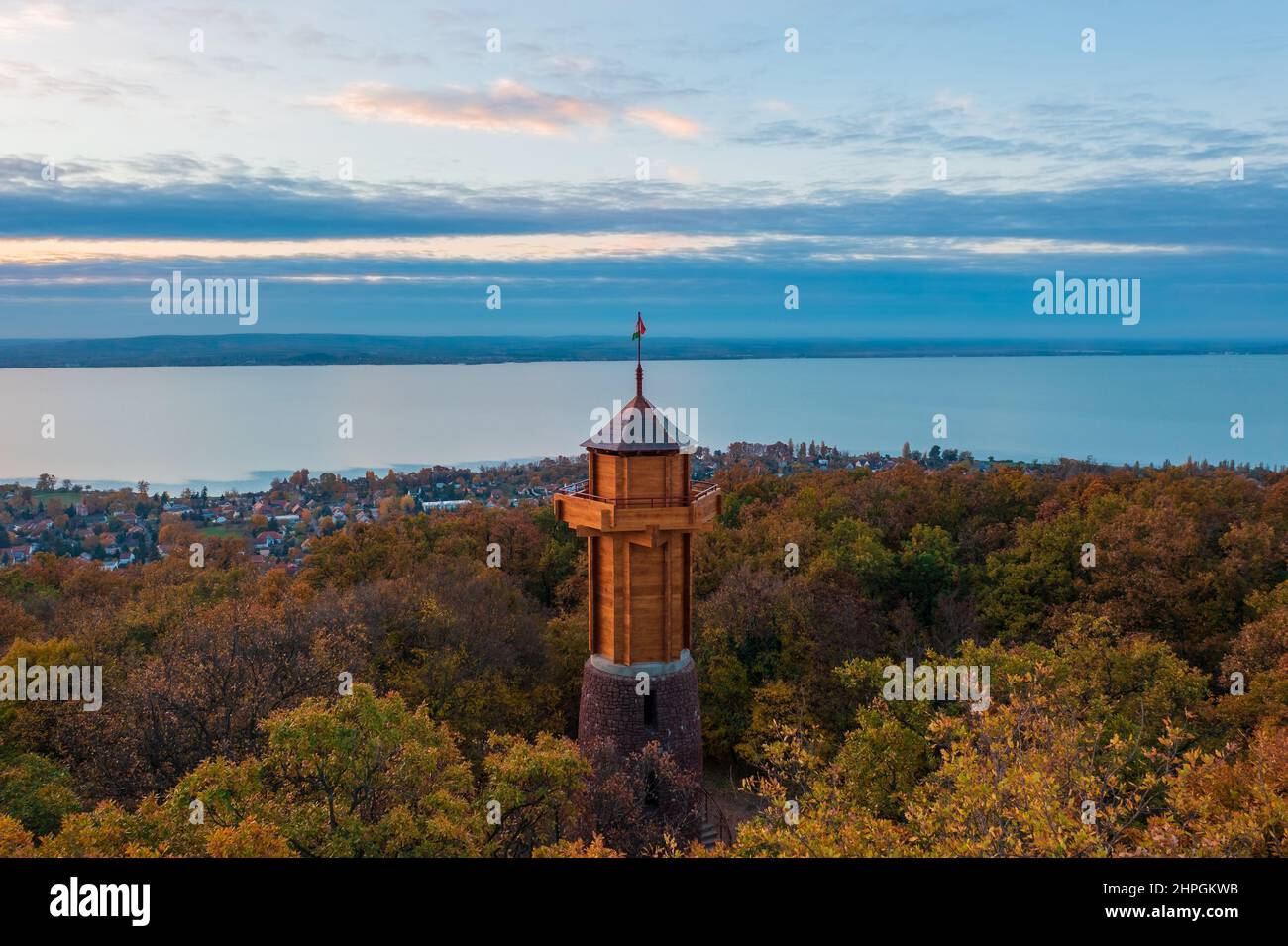 Vue aérienne sur la tour d'observation récemment rénovée de Révfülöp. Lac Balaton et lever de soleil d'automne nuageux à l'arrière-plan. Banque D'Images