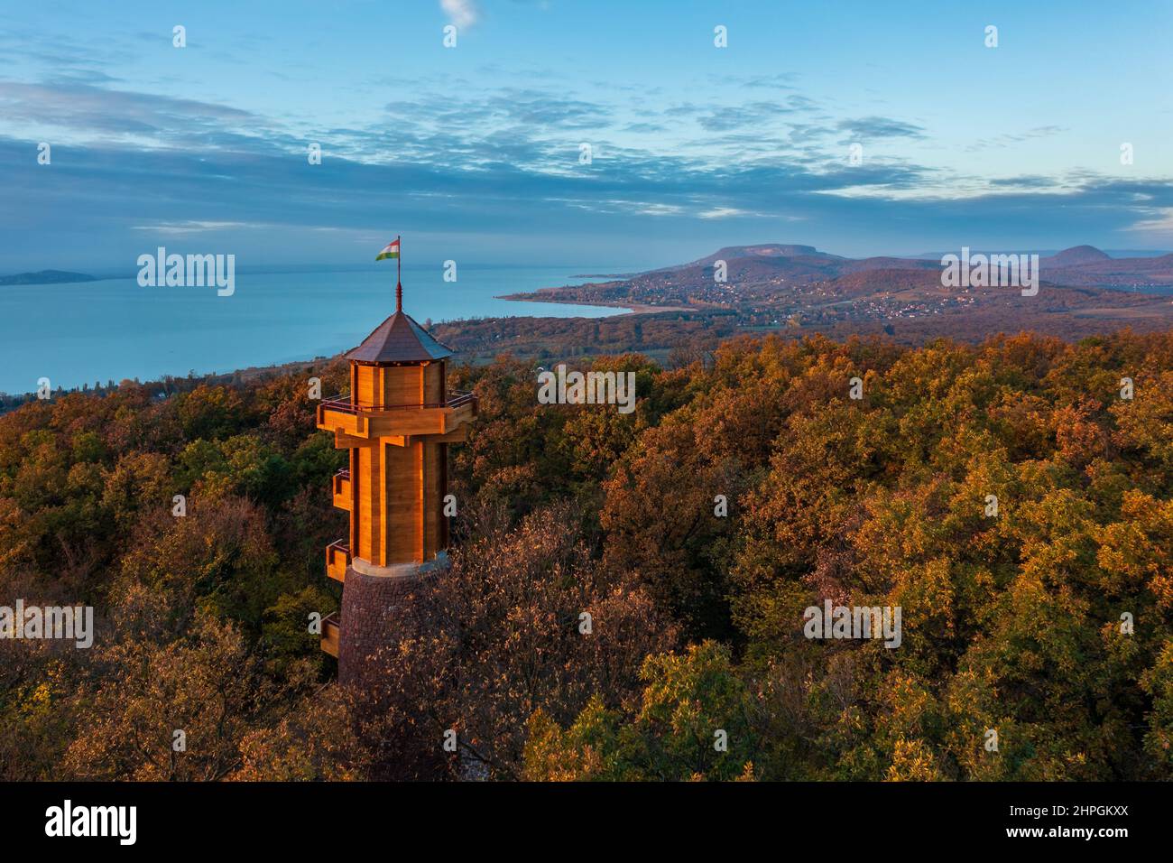 Vue aérienne sur la tour d'observation récemment rénovée de Révfülöp. Lac Balaton, Badacsony et lever de soleil d'automne nuageux en arrière-plan. Banque D'Images