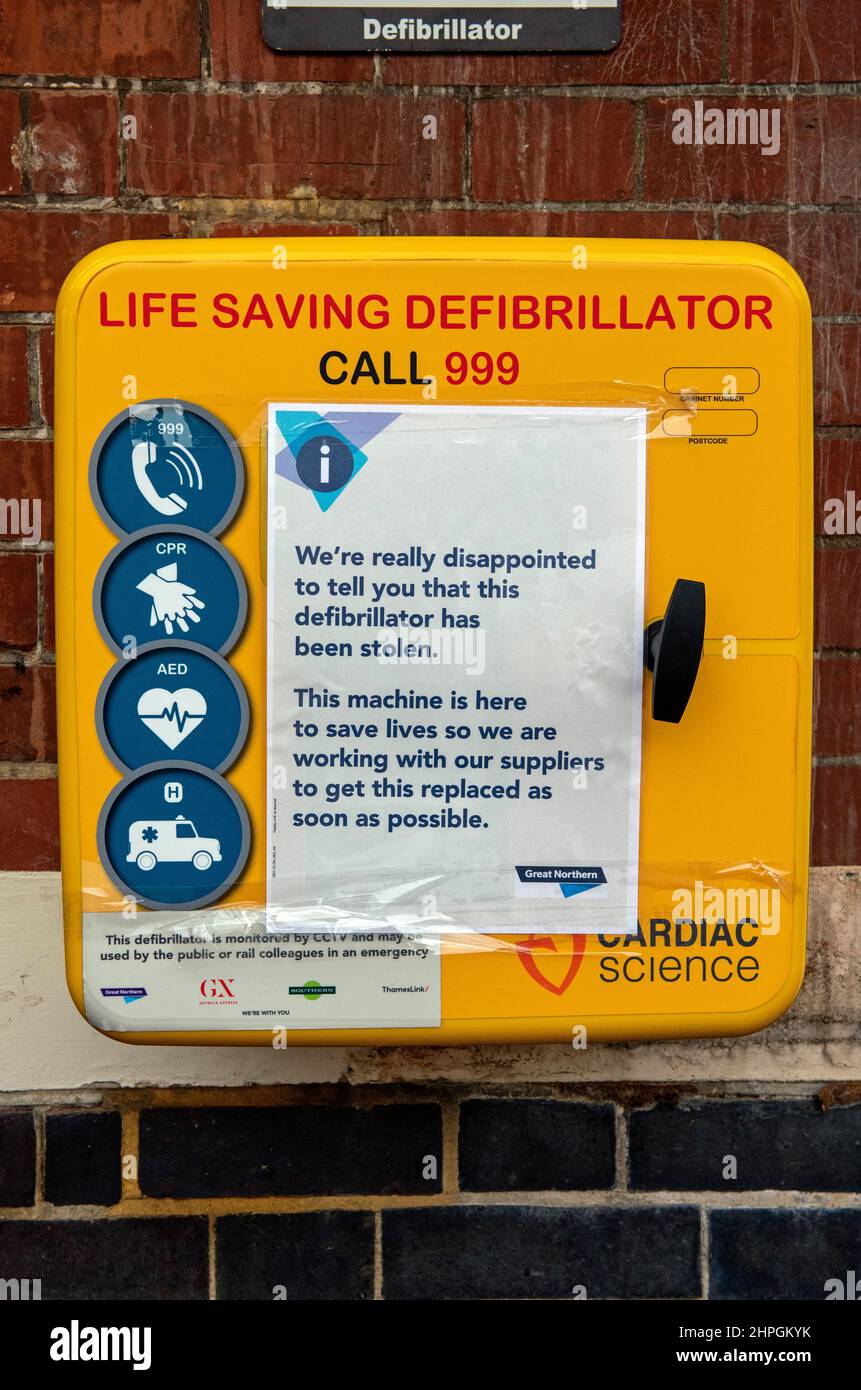 Avis sur la boîte vide du défibrillateur indiquant que l'appareil a été volé à l'extérieur de la station Drayton Park Banque D'Images