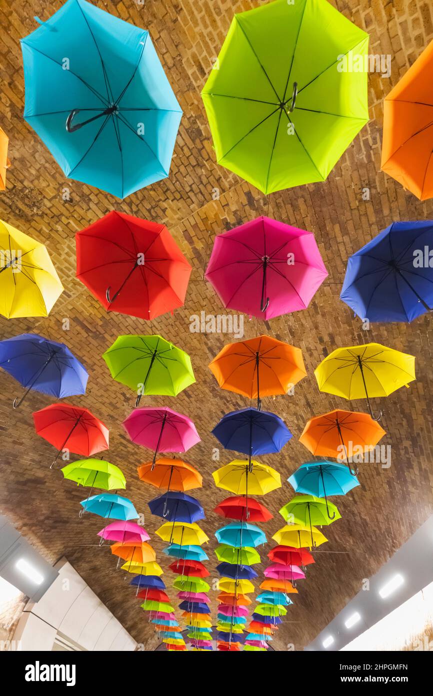 Angleterre, Londres, Southwark, London Bridge City, London Bridge train Station, exposition de parasols colorés Banque D'Images