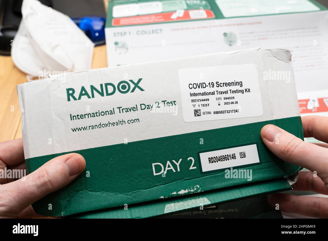 Les mains de l'homme tiennent un test de la Journée internationale du voyage 2 - un test PCR utilisé pour tester le coronavirus Covid-19 après un voyage international en Angleterre Banque D'Images