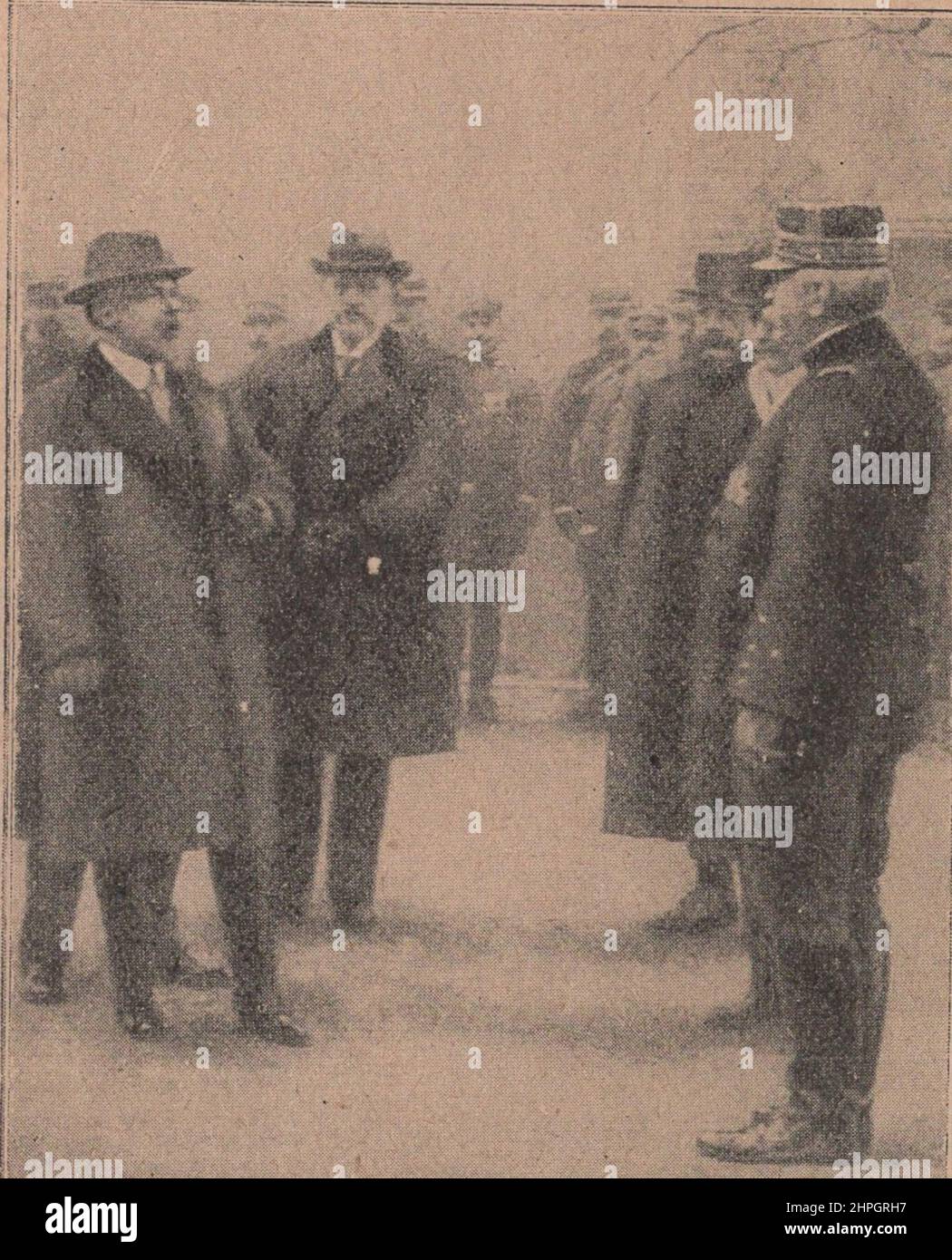 Photo intéressante du siège français. Le Président de la République Raymond Poincaré (à gauche), à côté du Premier ministre René Viviani (au centre), rend hommage au général Joffri, commandant de l'armée française. INFO-AUTORISATION-DROITS-SUPPLÉMENTAIRES-NON-DISPONIBLE ET EXPIRÉE. Banque D'Images