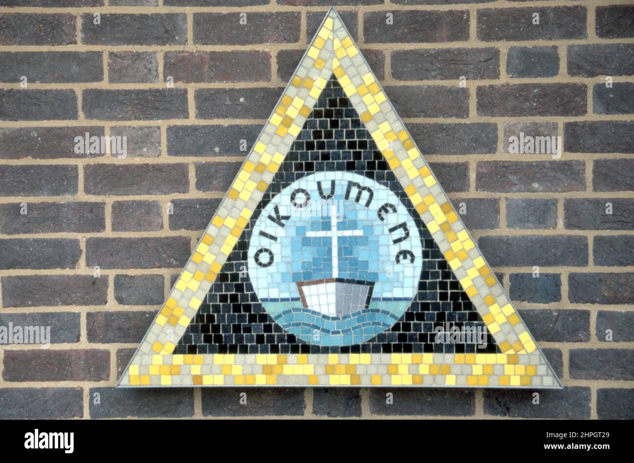 Oikoumene Conseil oecuménique des Eglises signe de mosaïque avec triangle jaune de mosaïque. Banque D'Images