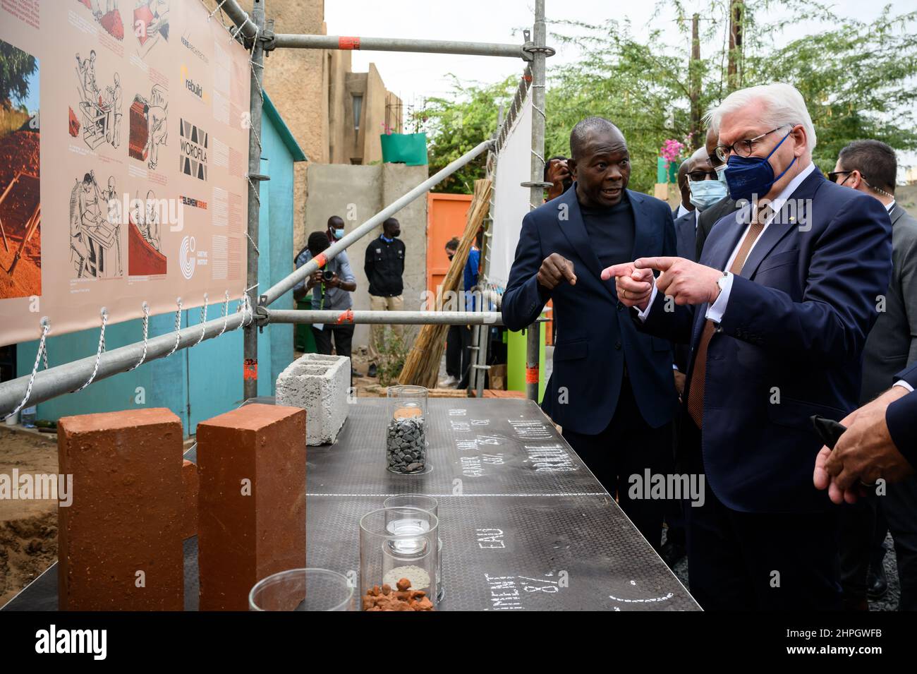 Dakar, Sénégal. 21st févr. 2022. Le président allemand Frank-Walter Steinmeier (r) est présenté autour du site du futur Goethe-Institut Dakar par l'architecte Francis Kéré. Le Président Steinmeier effectue une visite de trois jours en République centrafricaine de l'Ouest du Sénégal. Credit: Bernd von Jutrczenka/dpa/Alamy Live News Banque D'Images