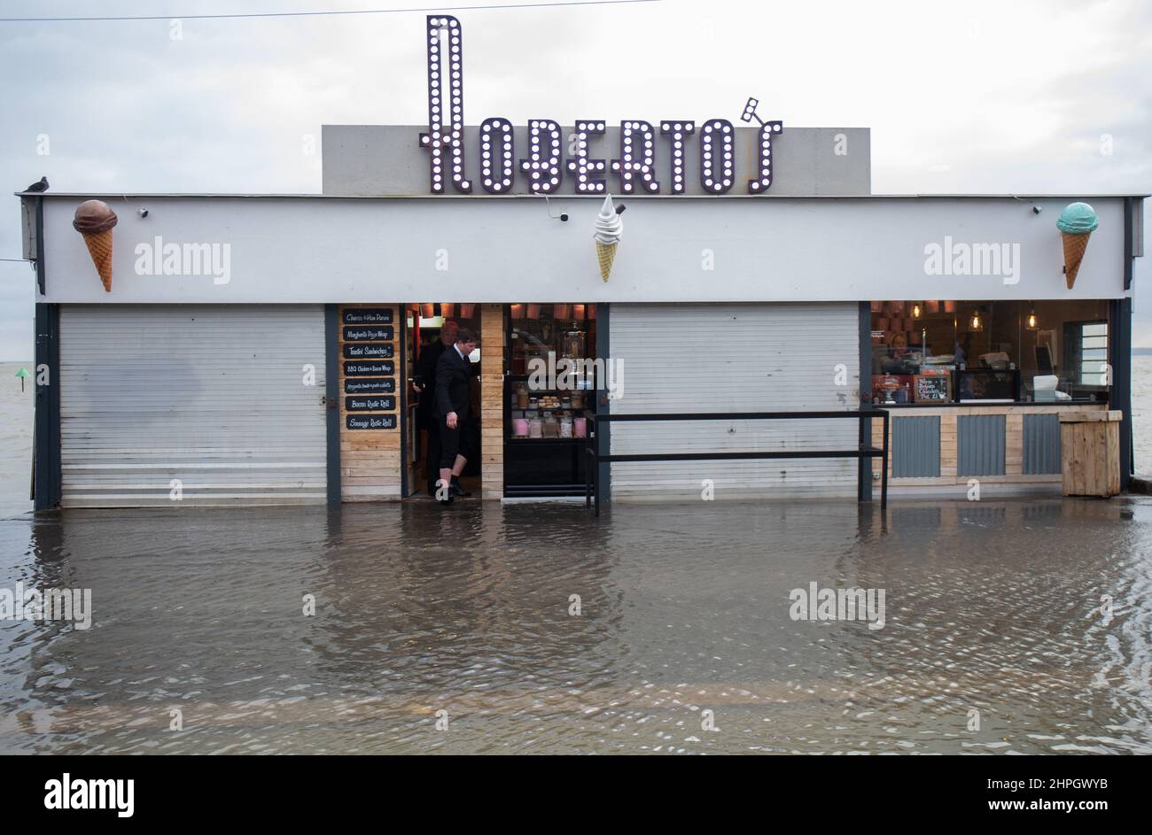 SOUTHEND-ON-SEA, ROYAUME-UNI. FÉVRIER 21, inondations en bord de mer à Southend alors que Storm Franklin frappe le Royaume-Uni, la troisième tempête à frapper le Royaume-Uni cette semaine.le lundi 21st février 2022. (Crédit : Lucy North | MI News) crédit : MI News & Sport /Alay Live News Banque D'Images