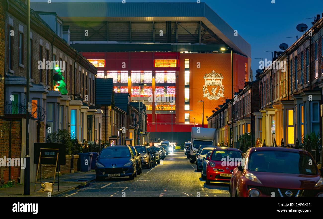 Le stand principal du club de football de Liverpool, dominant ses voisins victoriens à Rockfield Road, Anfield. Photo prise en décembre 2021. Banque D'Images