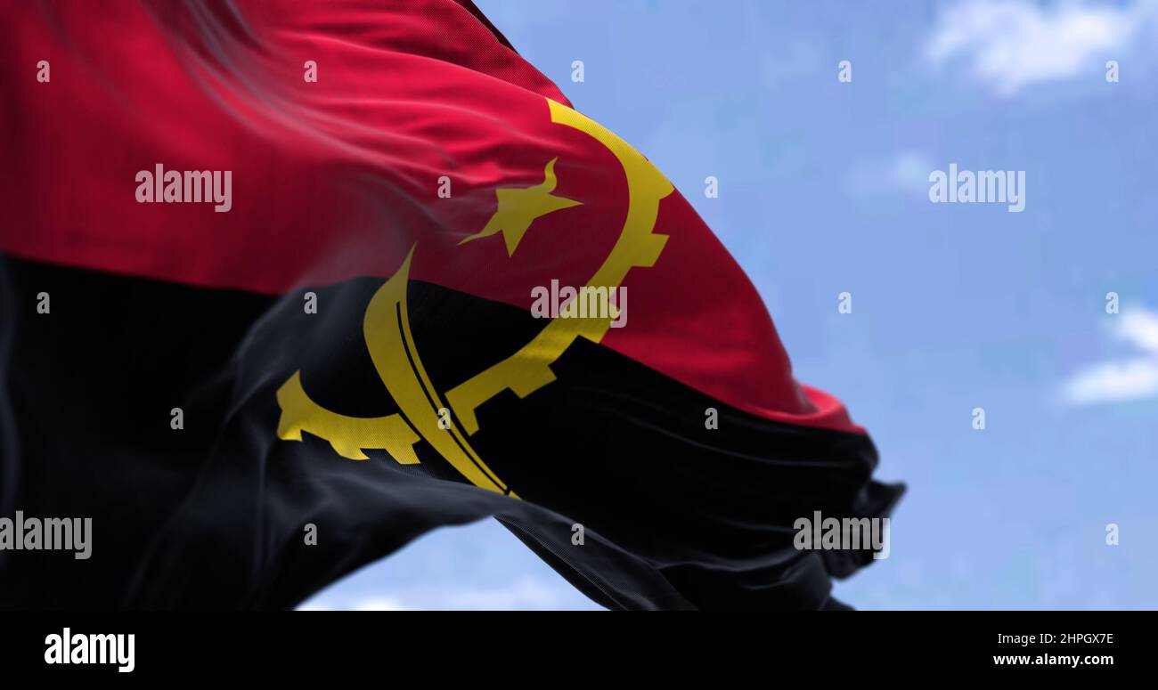 Détail du drapeau national de l'Angola qui agite dans le vent par temps clair. L'Angola est un pays situé sur la côte ouest de l'Afrique australe. Mise au point sélective. Banque D'Images