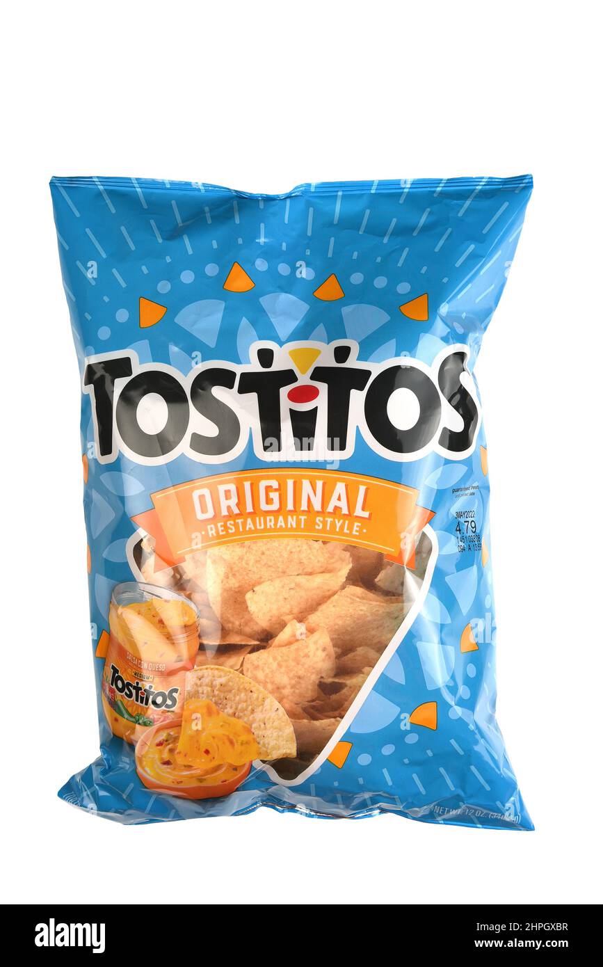 IRVINE, CALIFORNIE - 14 FÉVRIER 2022 : un sac de chips de maïs Tostitos style restaurant original Banque D'Images