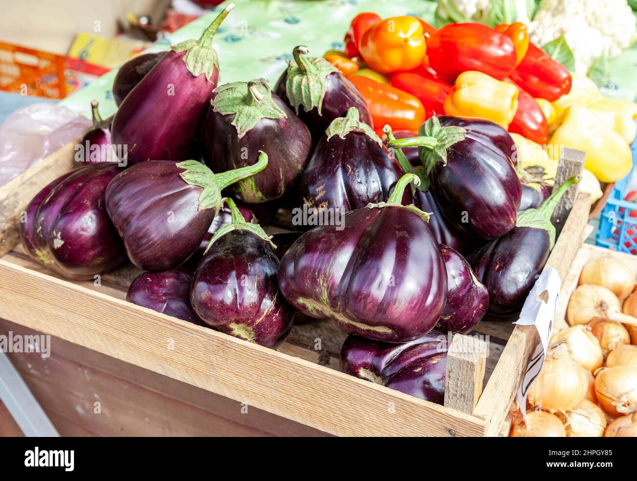 Fruits frais de figues sombres prêts à être vendus sur le marché local Banque D'Images