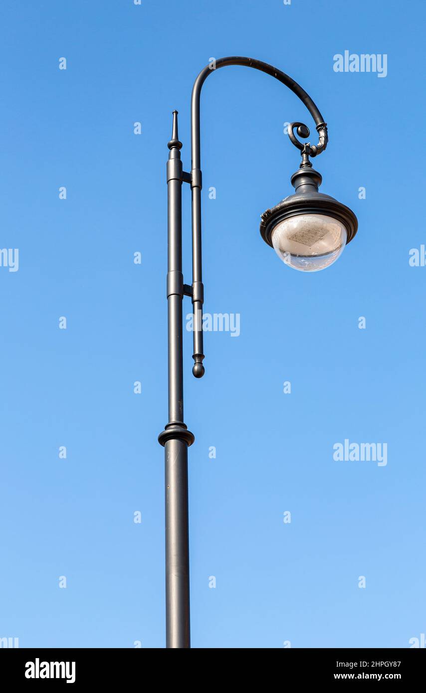 Lanterne d'éclairage de rue avec lampe LED contre le ciel bleu Banque D'Images