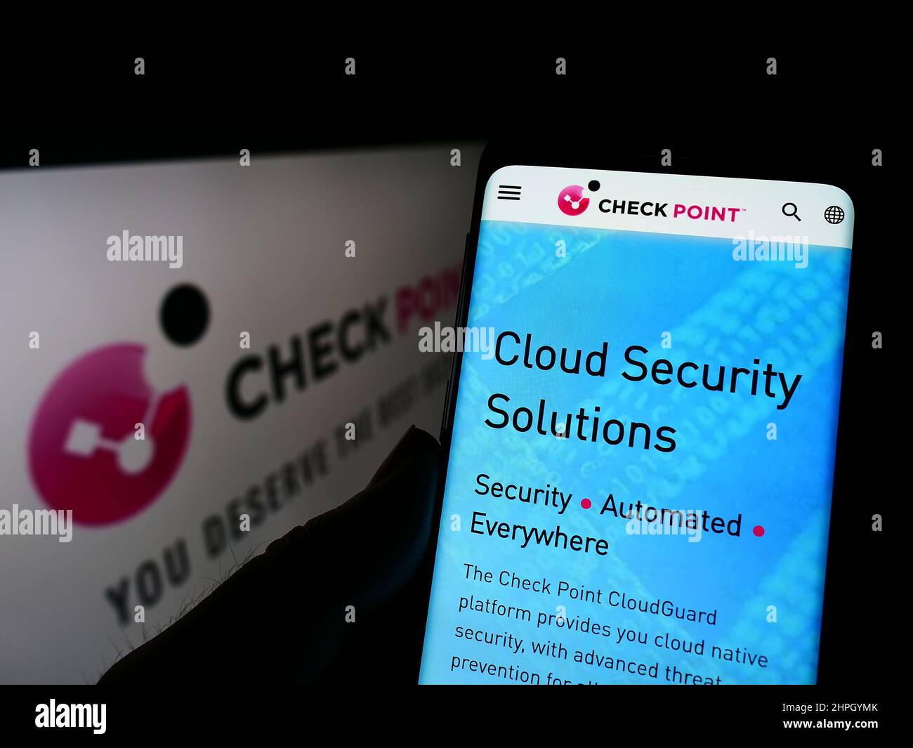Personne tenant un téléphone portable avec la page Web de la société Check point Software technologies Ltd. À l'écran avec logo. Concentrez-vous sur le centre de l'écran du téléphone. Banque D'Images