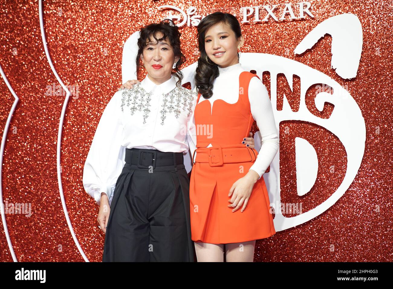 Sandra Ho (à gauche) et Rosalie Chiang arrivent pour la projection de gala du rouge tournant de Disney à Everyman Borough yards, dans le sud de Londres. Date de la photo: Lundi 21 février 2022. Banque D'Images