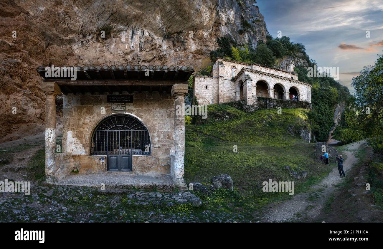 L'ermitage Santa Maria de la Hoz et le pont romain dans le village de Tobera. Burgos. Espagne Banque D'Images
