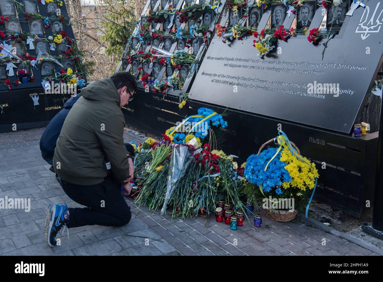 Kiev, Ukraine. 20th févr. 2022. Dimanche, les Ukrainiens ont honoré la vie de dizaines de personnes que le gouvernement a abattu lors du soulèvement populaire de 2014 dans le pays, appelé la révolution Euromaidan. Les gens placent des fleurs à un mémorial pour ceux qui ont été tués dans la Révolution de dignité de 2014. Euromaidan était une vague de manifestations et de troubles civils en Ukraine, qui a commencé le 21 novembre 2013. (Image de crédit : © Jakub Podkowiak/PRESSCOV via ZUMA Press Wire) Banque D'Images