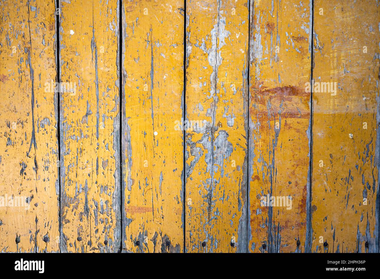 Vieux panneaux avec peinture jaune craquelée. Arrière-plan rustique classique. Banque D'Images