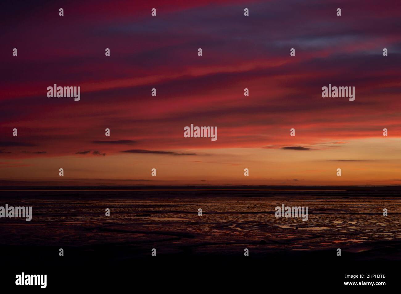 Coucher de soleil sur les vasières à marée basse sur l'estuaire de la Tamise à Leigh-on-Sea Essex en Angleterre Banque D'Images