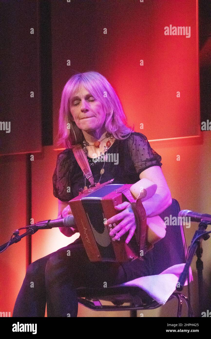 Sharon Shannon, musicienne irlandaise et accordienne, se présentant à Liverpool Philarmonic la dernière nuit de sa tournée le 18th 2022 février. Banque D'Images