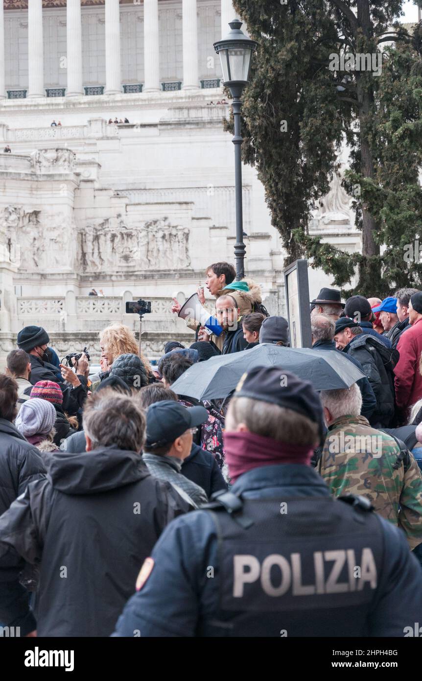 manifestants parlant avec un mégaphone. Flou au premier plan d'un policier de derrière Banque D'Images