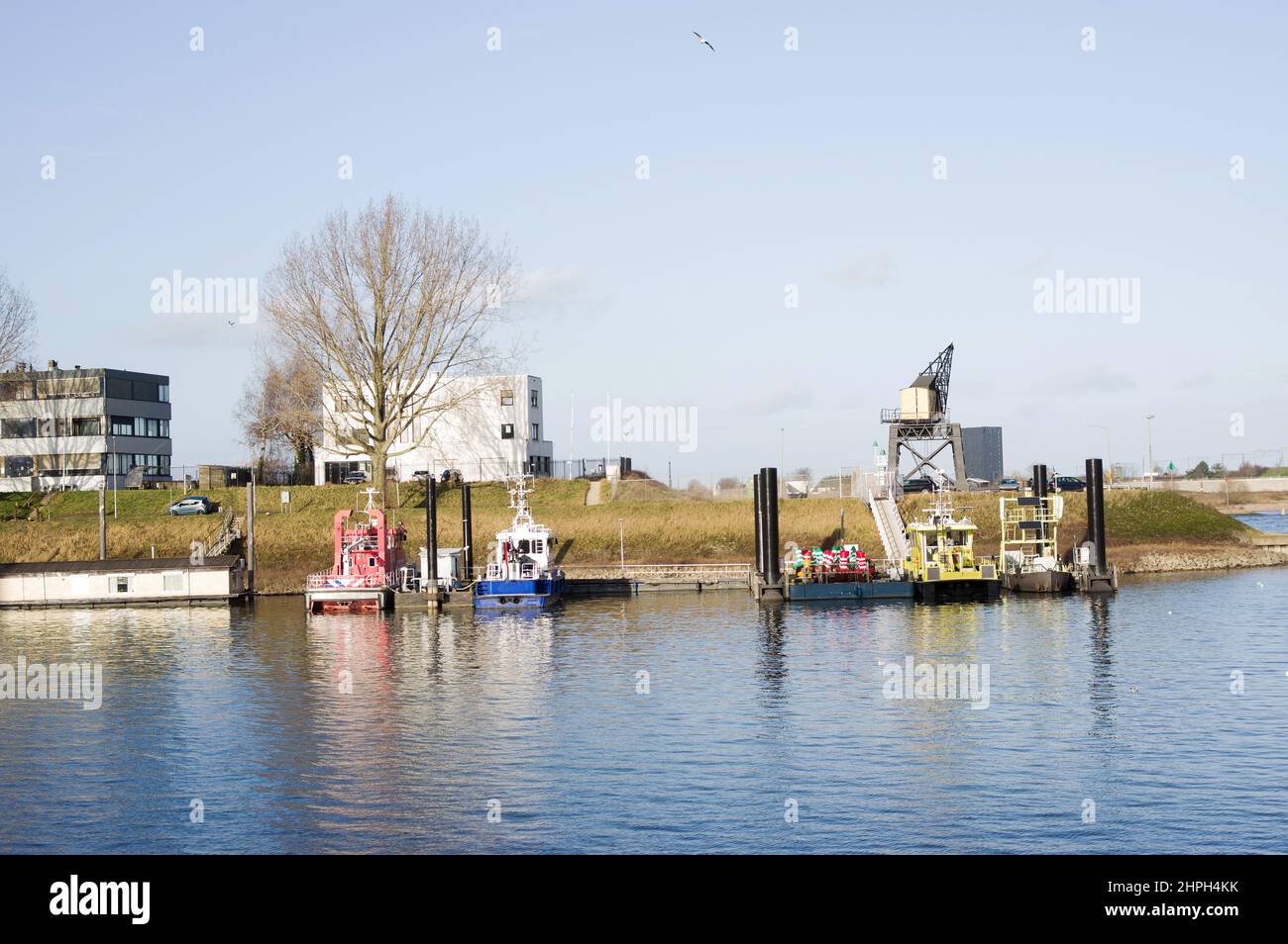 Petit port avec un bateau incendie à Nimègue, aux pays-Bas. Banque D'Images