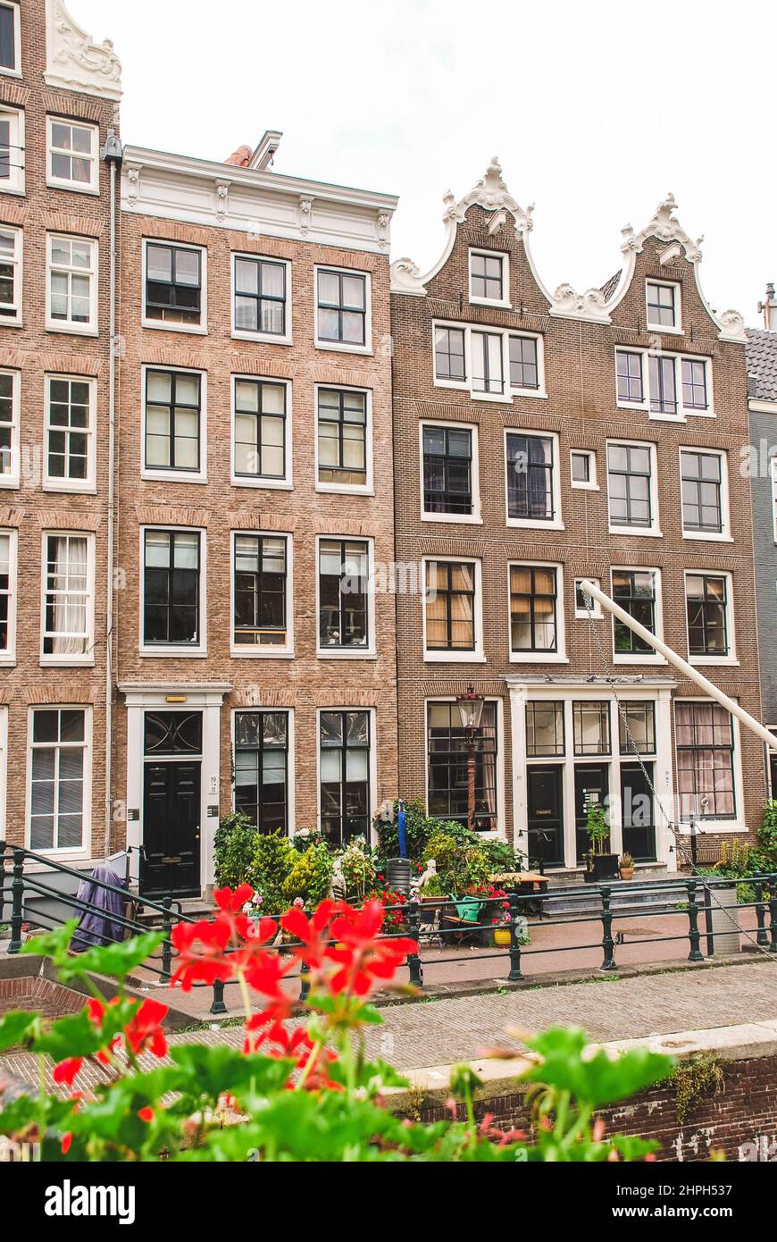 Maisons traditionnelles sur les canaux au Sint Anthoniesluis à Amsterdam, pays-Bas Banque D'Images