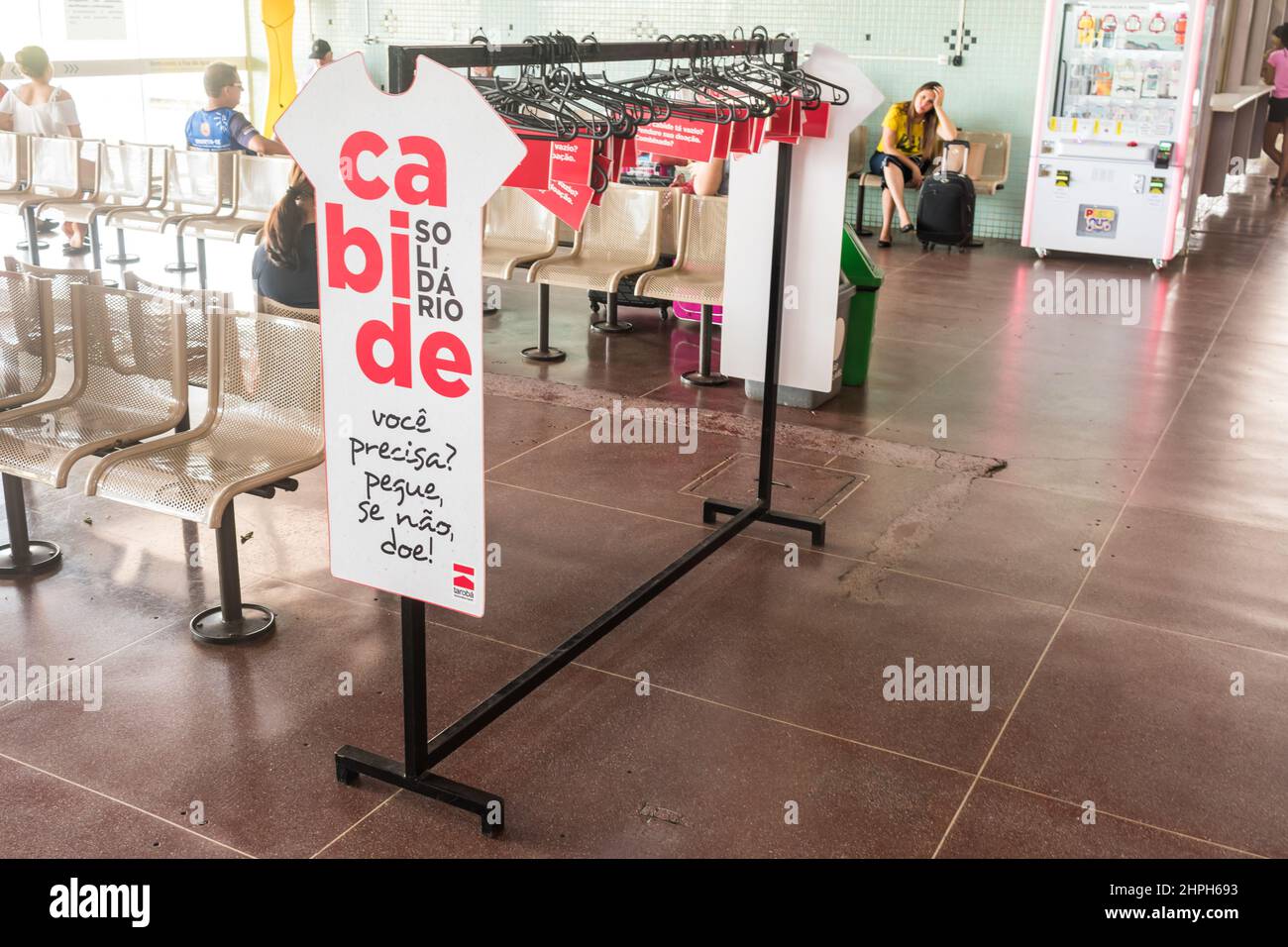 Foz do Iguaçu, Brésil - Circa novembre 2019: 'Cabide solidario' stand avec des cintres où les gens peuvent donner ou obtenir des vêtements gratuitement à la gare routière Banque D'Images