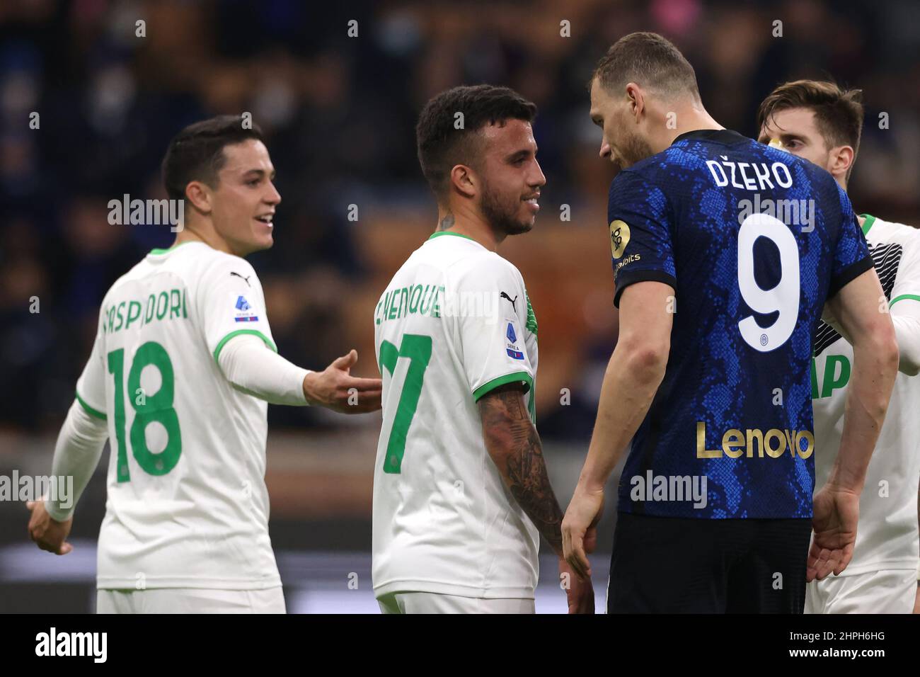 Milan, Italie, 20th février 2022. Giacomo Raspadori des États-Unis Sassuolo regarde en tant que coéquipier Mateus Henrique sourit devant Edin Dzeko du FC Internazionale pendant le match de Serie A à Giuseppe Meazza, Milan. Le crédit photo devrait se lire: Jonathan Moscrop / Sportimage Banque D'Images