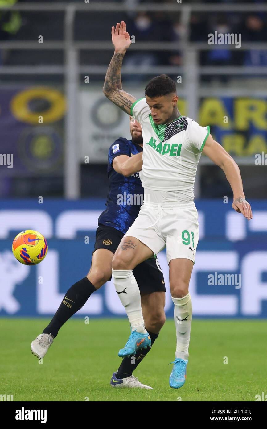 Milan, Italie, 20th février 2022. Stefan de Vrij du FC Internazionale tussles avec Gianluca Scamacca des États-Unis Sassuolo pendant le match de la série A à Giuseppe Meazza, Milan. Le crédit photo devrait se lire: Jonathan Moscrop / Sportimage Banque D'Images