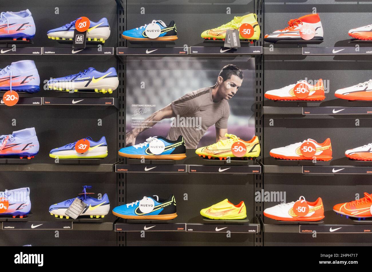 Cristiano Ronaldo affiche le magasin de chaussures de football Nike Photo  Stock - Alamy