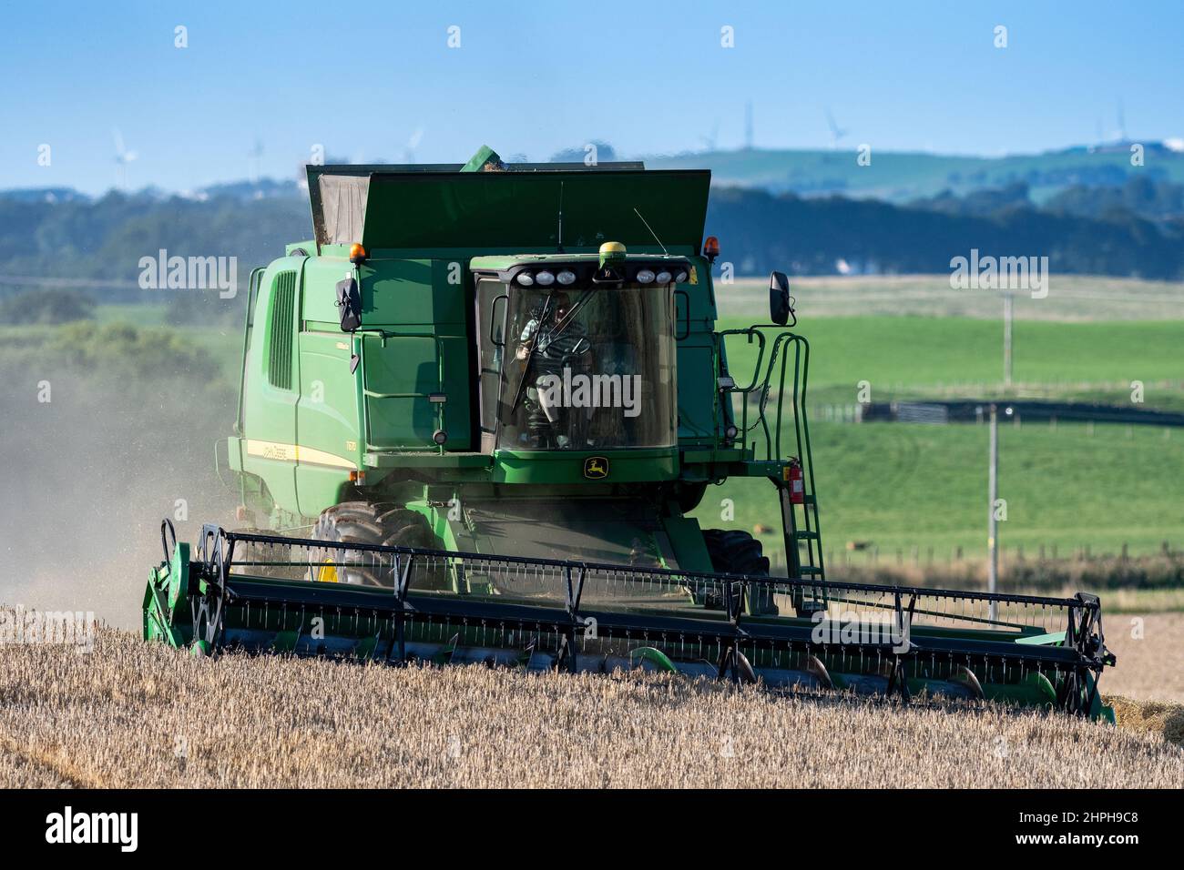 Combinaison d'une récolte de blé avec une moissonneuse-batteuse John Deere T670 près de Lanark, en Écosse, au Royaume-Uni. Banque D'Images