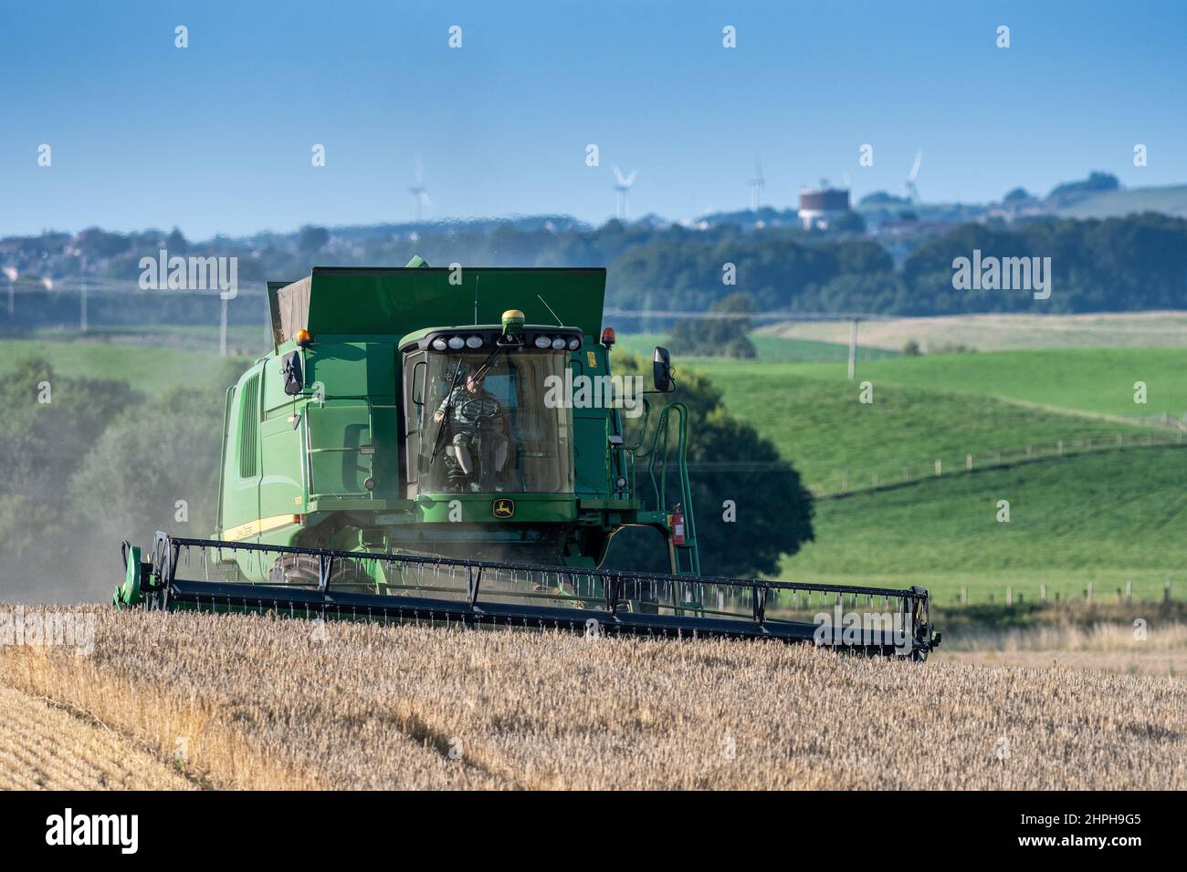 Combinaison d'une récolte de blé avec une moissonneuse-batteuse John Deere T670 près de Lanark, en Écosse, au Royaume-Uni. Banque D'Images
