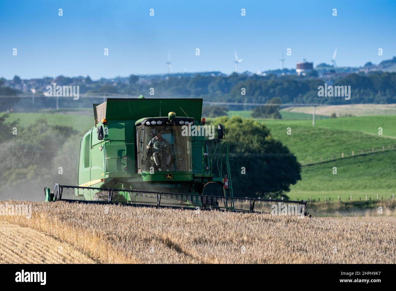 Combinaison d'une récolte de blé avec une moissonneuse-batteuse John Deere T670 près de Lanark, en Écosse, au Royaume-Uni. Banque D'Images