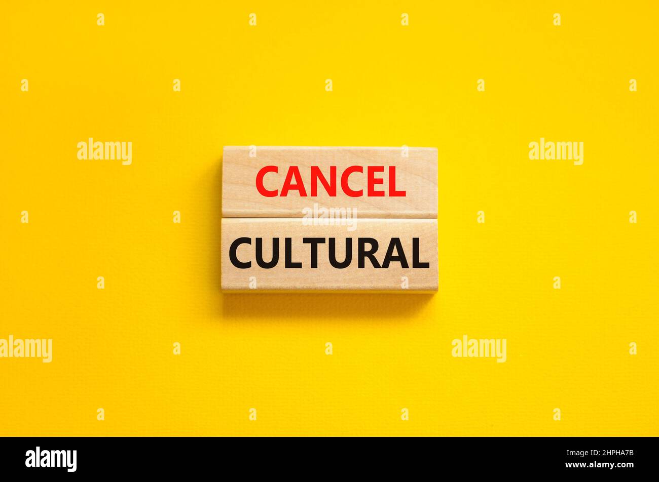 Annuler le symbole culturel. Concept mots Annuler culturel sur des blocs de bois sur un beau tableau jaune fond jaune. Affaires et annuler la culture con Banque D'Images